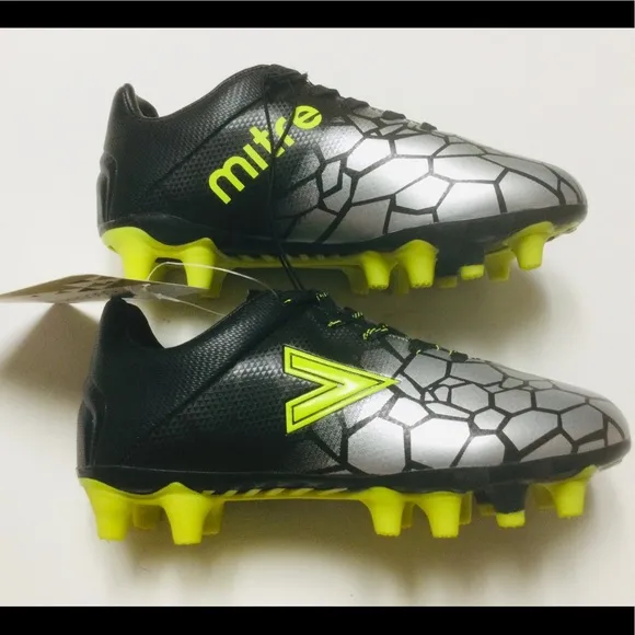 ⚽️ **NEW** MITRE - OUTDOOR - SILVER &amp; BLACK - SOCCER CLEATS ⚽️