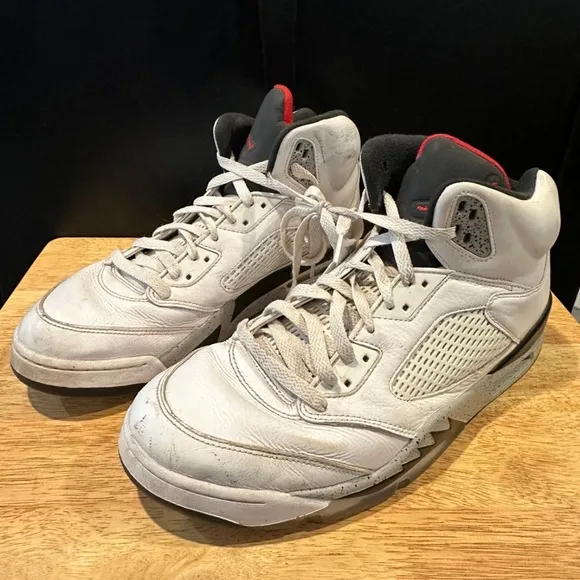 Air Jordan Men’s Size 13 White Cement Basketball Retro Sporty Athletic