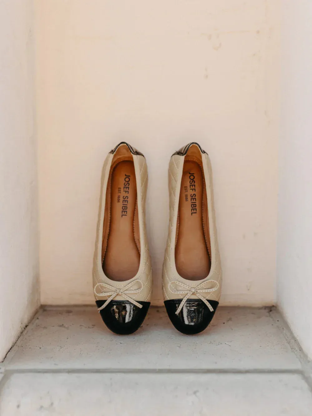 WOMEN'S JOSEF SEIBEL PIPPA 76 BALLET FLAT | BEIGE / BLACK